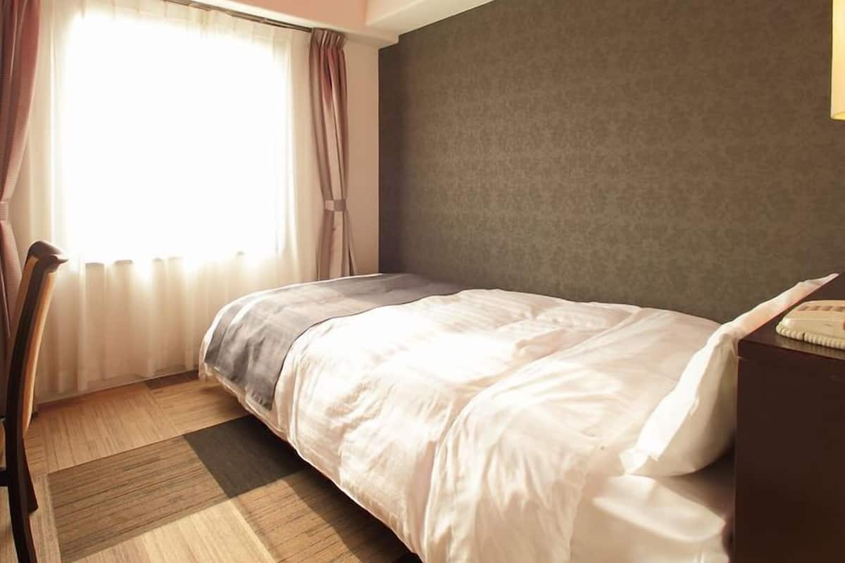 Escritorio, tabla de planchar con plancha, wifi gratis y ropa de cama