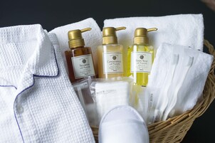 Escritorio, tabla de planchar con plancha, wifi gratis y ropa de cama 