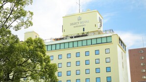 Un edificio con un letrero que dice "Select Royal Yatsushiro".