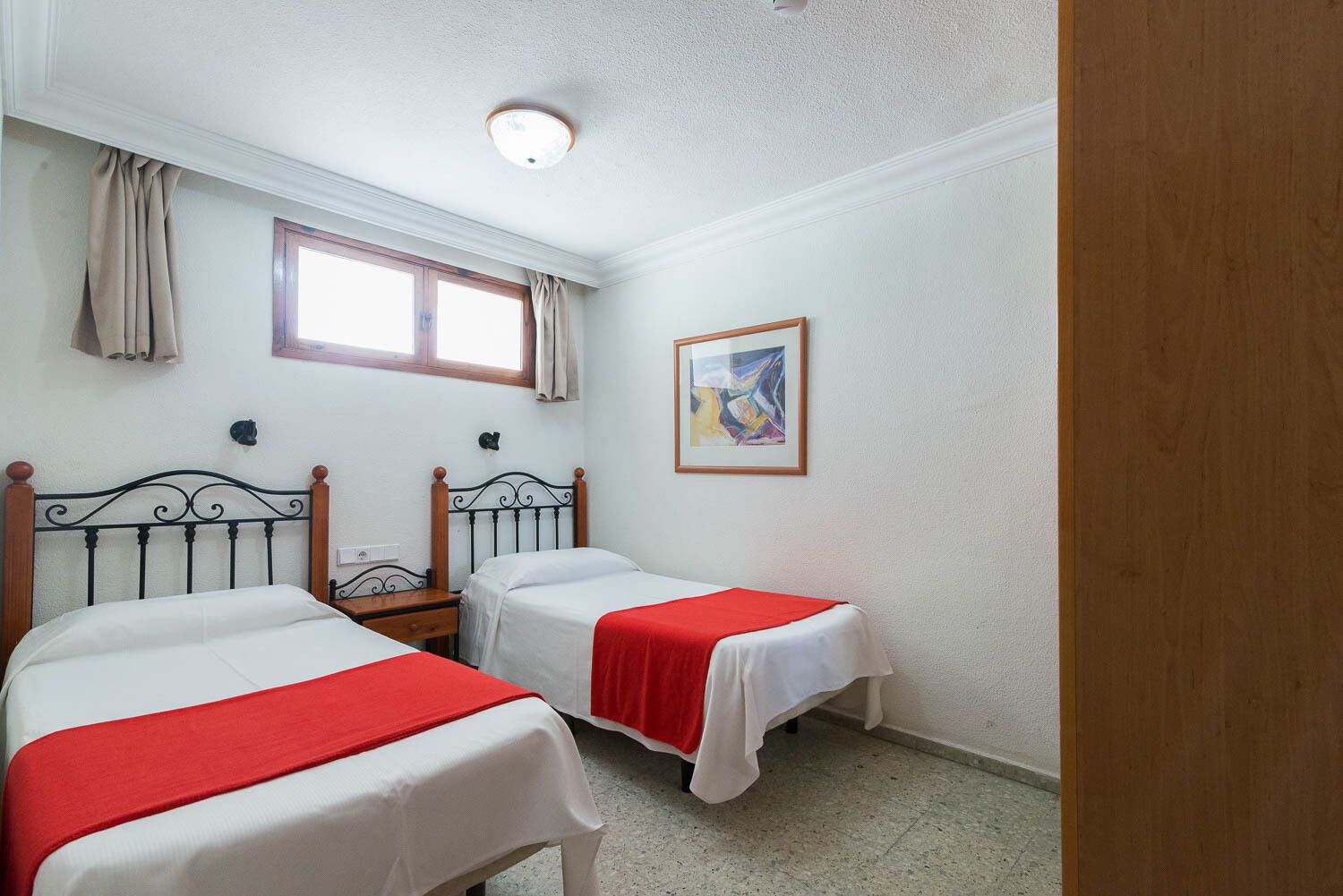 Minibar, in-room safe