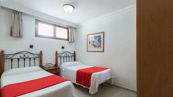 Minibar, in-room safe