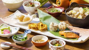 Daily buffet breakfast (JPY 2200 per person)