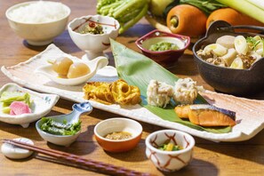 Daily buffet breakfast (JPY 2200 per person)