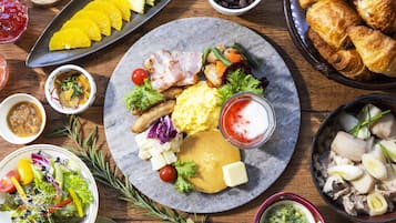 Daily buffet breakfast (JPY 2200 per person)