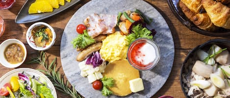 Daily buffet breakfast (JPY 2200 per person)