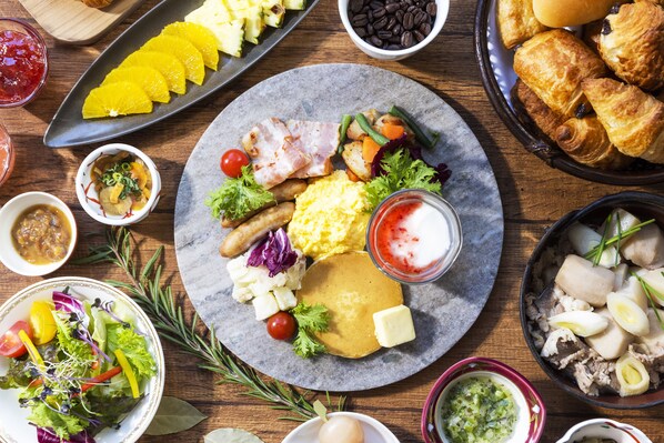 Daily buffet breakfast (JPY 2200 per person)