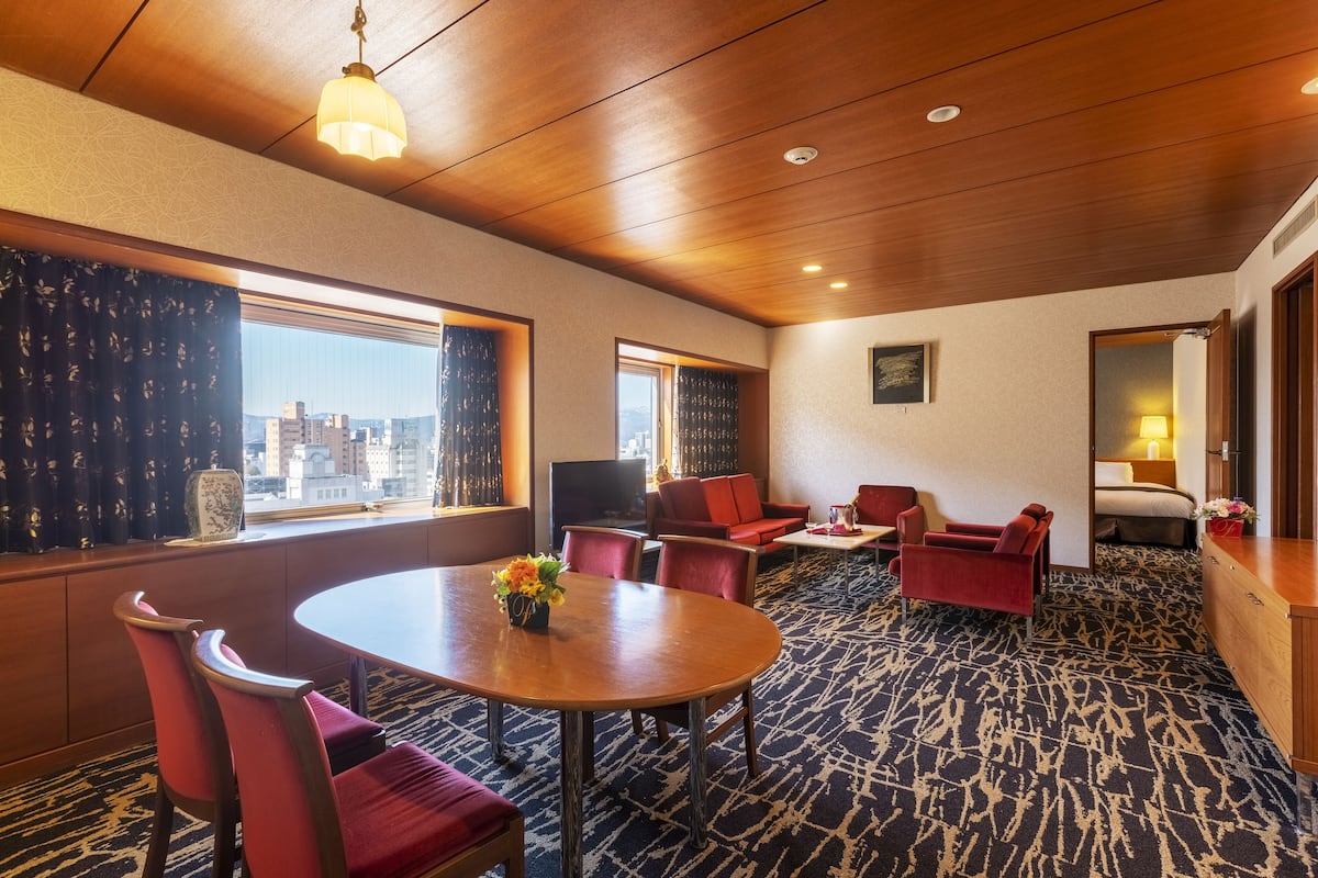 Coffres-forts dans les chambres, fer et planche à repasser