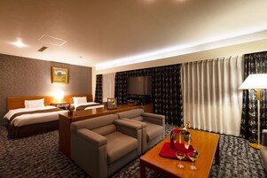 Deluxe Twin Room | In-room safe, iron/ironing board, free WiFi, bed sheets