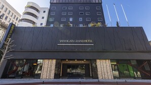 Hotel Yamagata Grand, herkenbaar aan een moderne gevel, een ruime entree en duidelijk zichtbare borden.