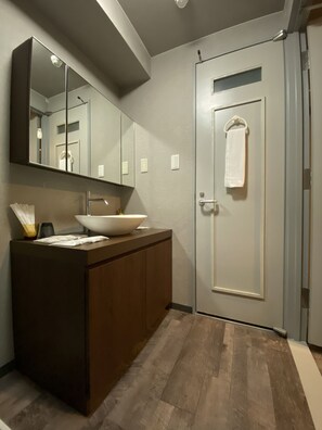 Family Apartment, 2 Bedrooms, Kitchen | Bathroom | Combined shower/bathtub, hair dryer, slippers, towels