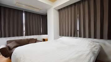 Familieleilighet, 2 soverom, kjøkken | Blendingsgardiner, lydisolert, strykejern/-brett og wi-fi (inkludert)