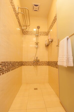Deluxe Double Room | Bathroom shower - G16 Inn B&B (Yilan)
