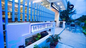 Entrada de hotel con un letrero que dice "WHITE HART".