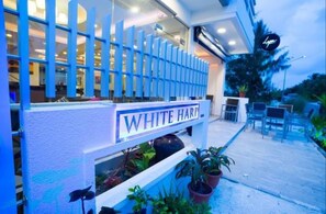 Front of property – evening/night - Whiteharp Beach Inn (Hulhumalé)