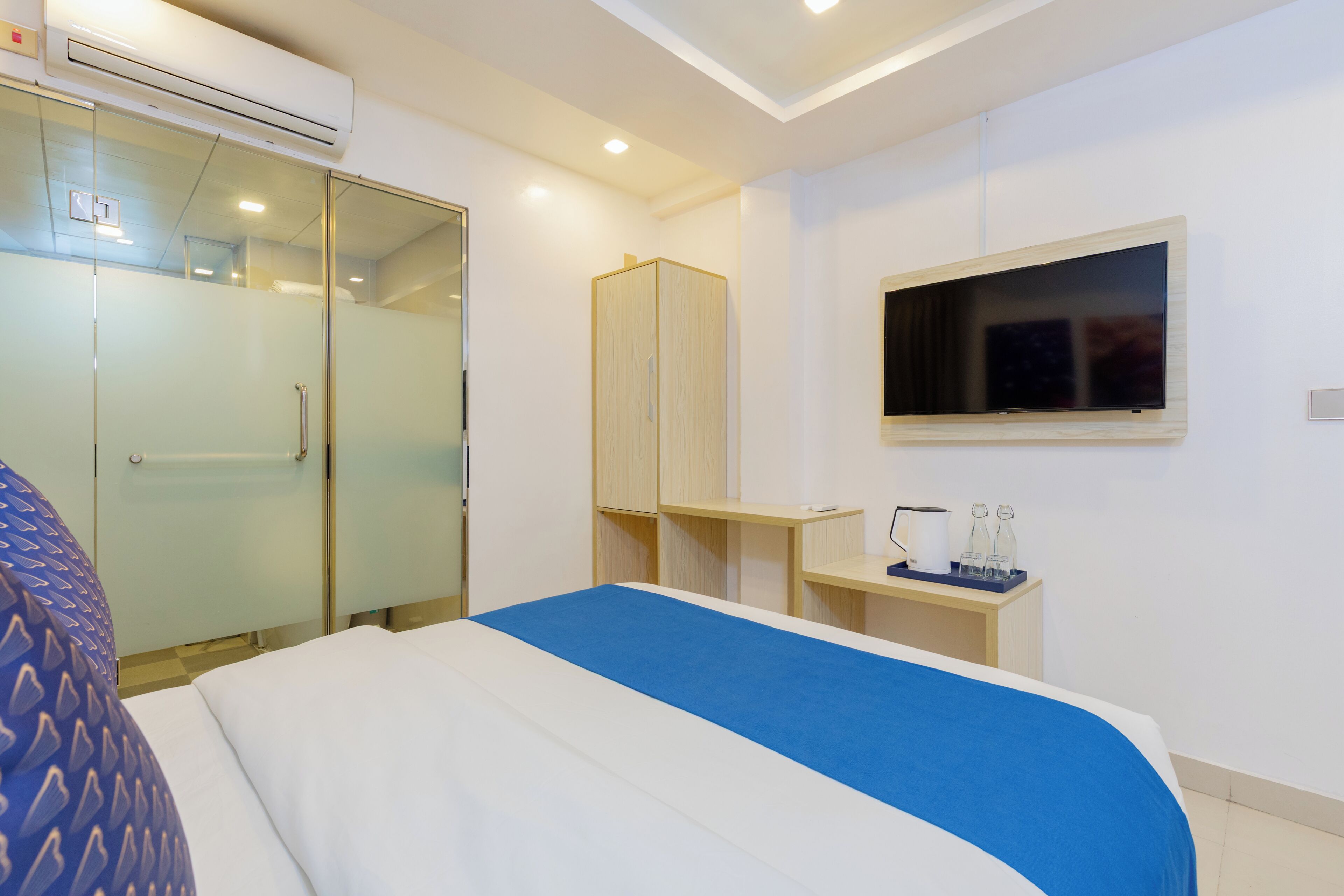Deluxe Double Room | Bathroom | Shower, free toiletries, hair dryer, towels