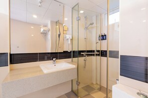 Chambre Classique, 1 grand lit | Salle de bain | Douche, articles de toilette gratuits, sèche-cheveux