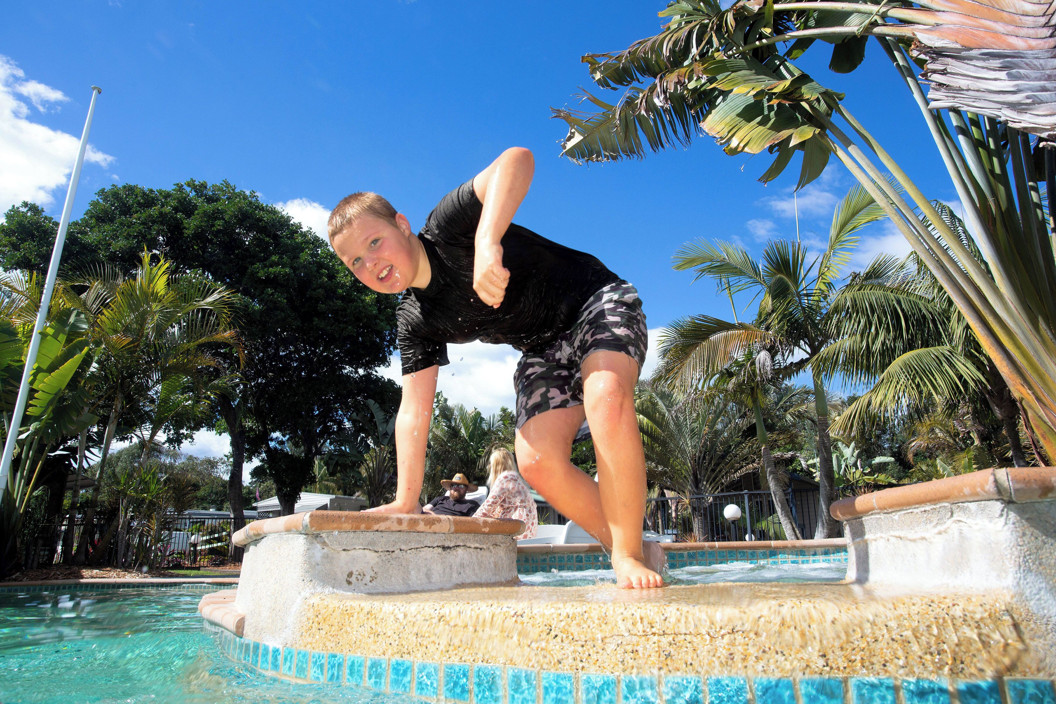 Piscine extérieure, chaises longues