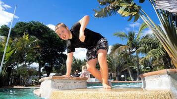 Alberca al aire libre y camastros