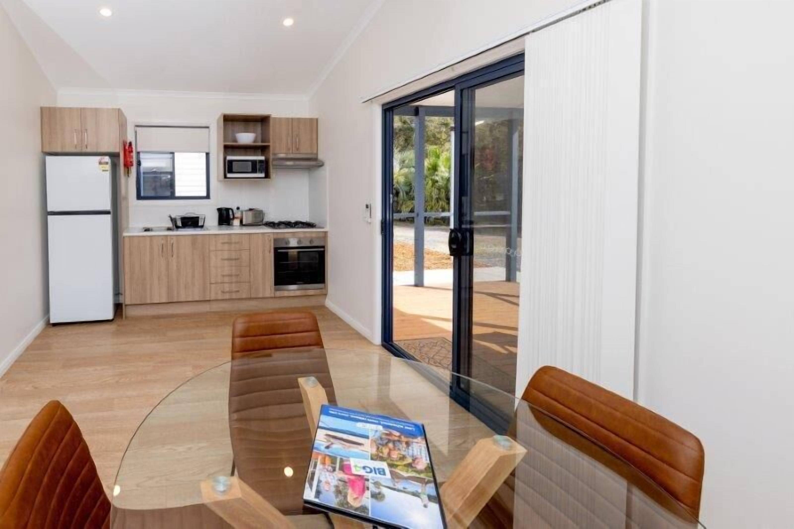 Deluxe Balcony 2 Bedroom Villa | Zona de estar | Una televisión de pantalla plana, una mesa de tenis de mesa, libros