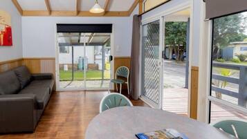 Standard 2 Bedroom Villa | Tabla de planchar con plancha, wifi gratis y ropa de cama