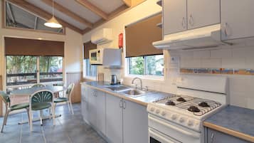 Standard Poolside 2 Bedroom Villa | Cocina privada | Frigorífico grande, microondas, horno y placa de cocina