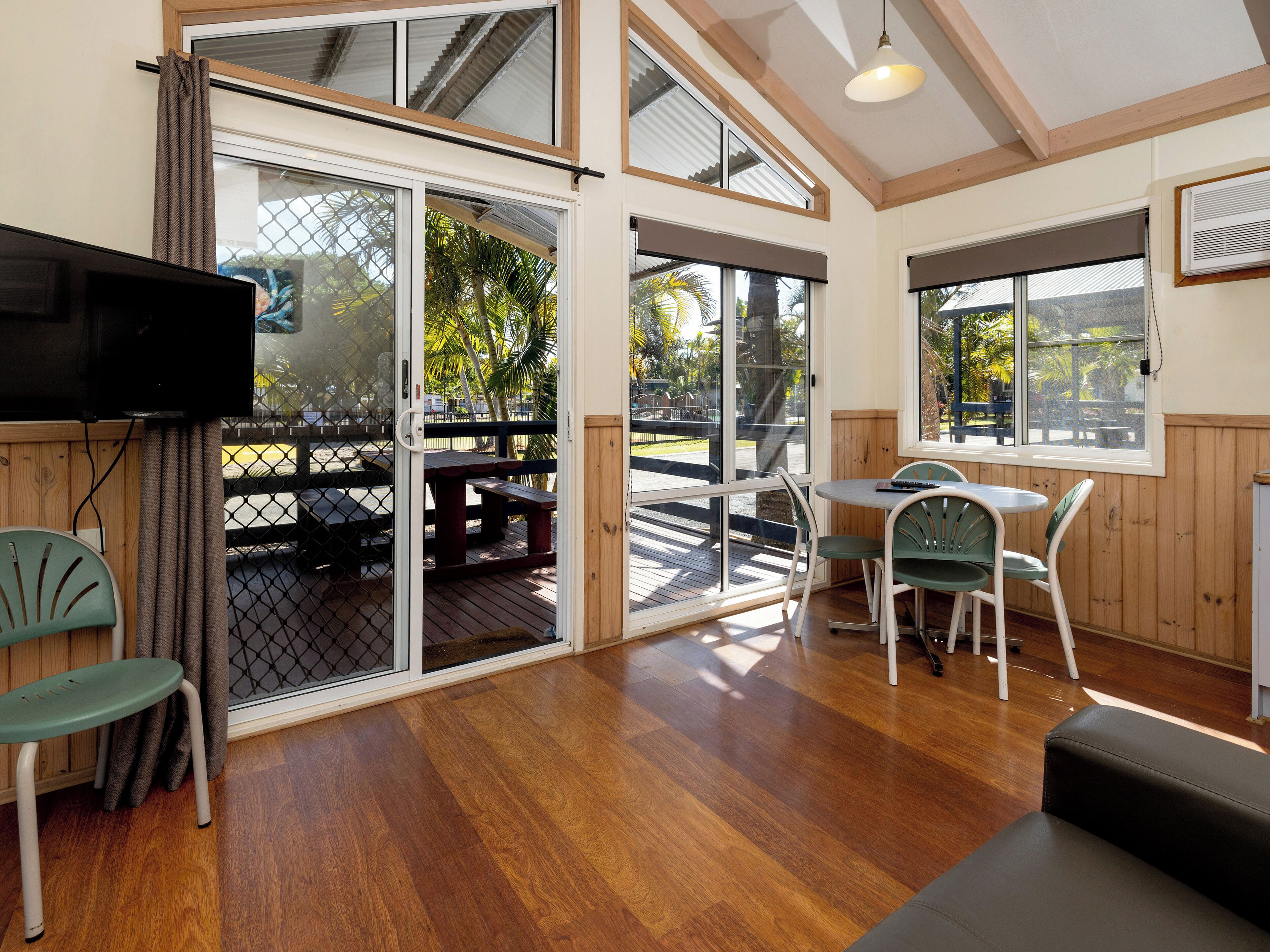 Standard Poolside 2 Bedroom Villa | Area keluarga | TV layar datar, meja tenis meja, dan buku