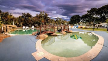 Alberca al aire libre y camastros