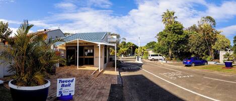 Un edificio costero con un cartel que dice 'Ocean Shores Holiday Park'.