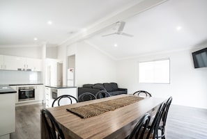 3 Bedroom Cabin - Sleeps 8 | Private kitchen | Fridge, microwave, stovetop, electric kettle - BIG4 Rainbow Beach Holiday Park (Rainbow Beach)