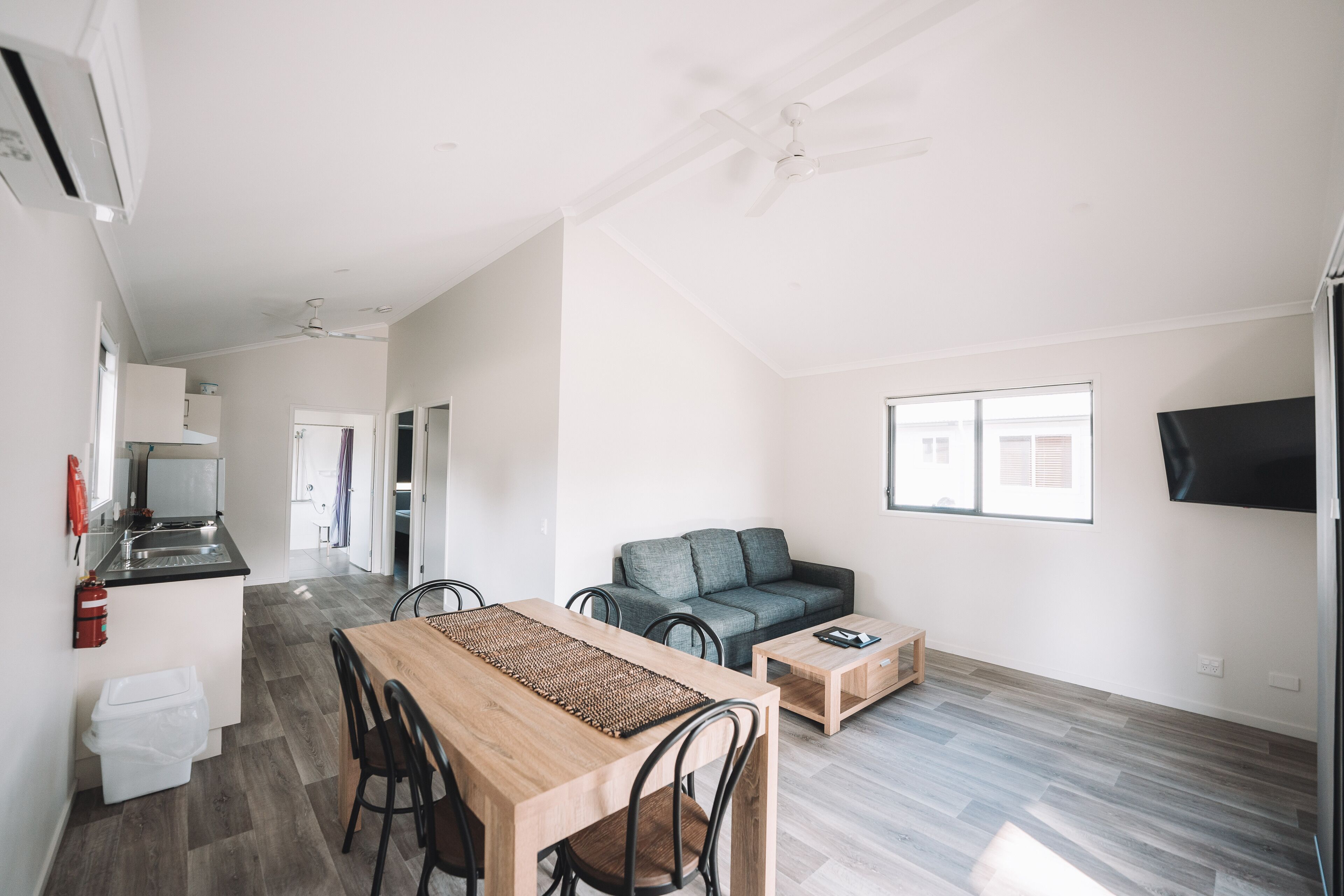 2 Bedroom Superior Villa Easy Access | リビング エリア | 薄型テレビ、卓球台