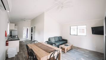 2 Bedroom Superior Villa Easy Access | リビング エリア | 薄型テレビ、卓球台