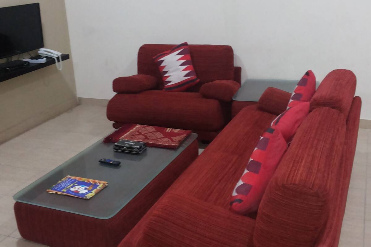 Apartment, 3 Schlafzimmer | Wohnbereich | 32-Zoll-LED-Fernseher mit Satellitenempfang, Fernseher