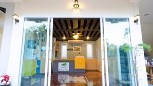 Un área de recepción con techo de madera, un mostrador de recepción y un letrero que dice "Impress".