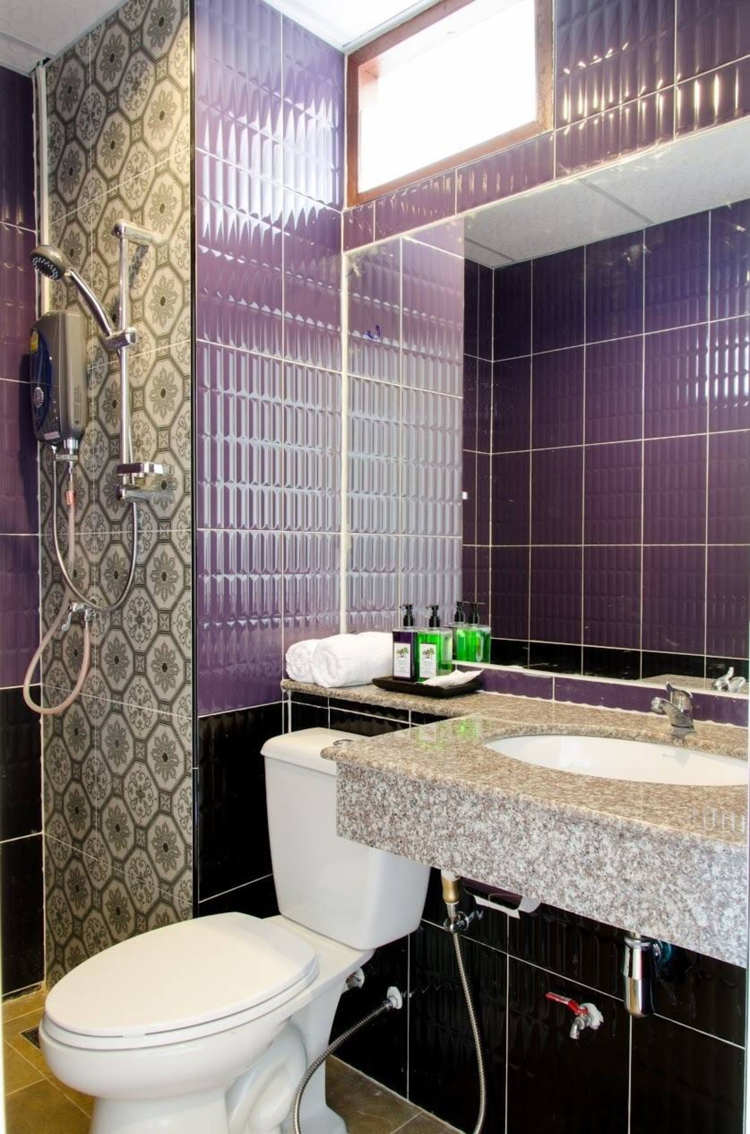 Classic Double Room, 1 King Bed | Bathroom | Shower, free toiletries, towels