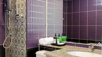 Classic Double Room, 1 King Bed | Bathroom | Shower, free toiletries, towels