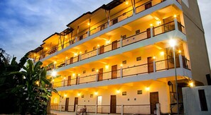 Voorkant accommodatie - avond/nacht