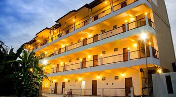 住宿正面 - 傍晚/夜晚