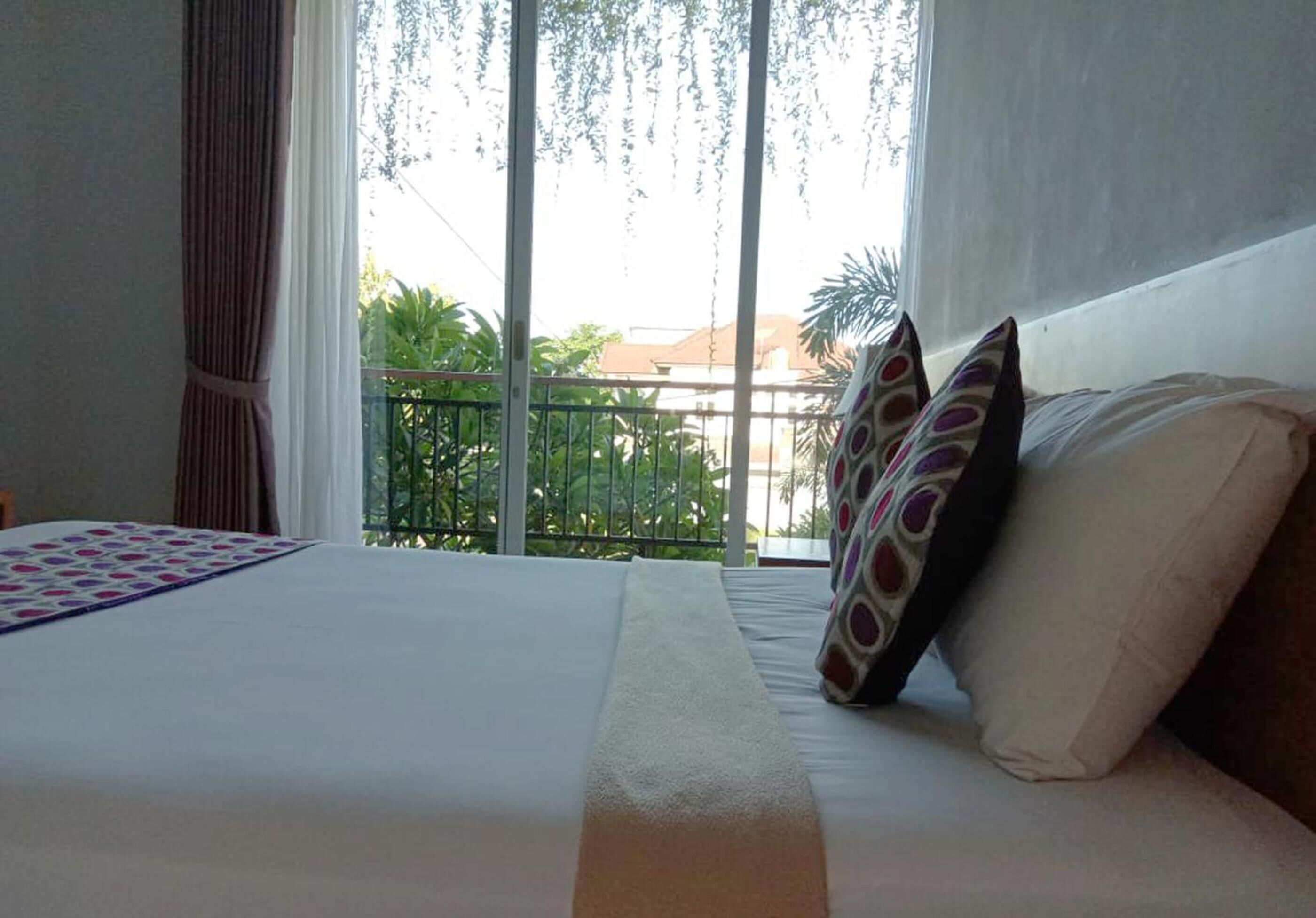 办公桌、遮光窗帘、免费 WiFi、床单