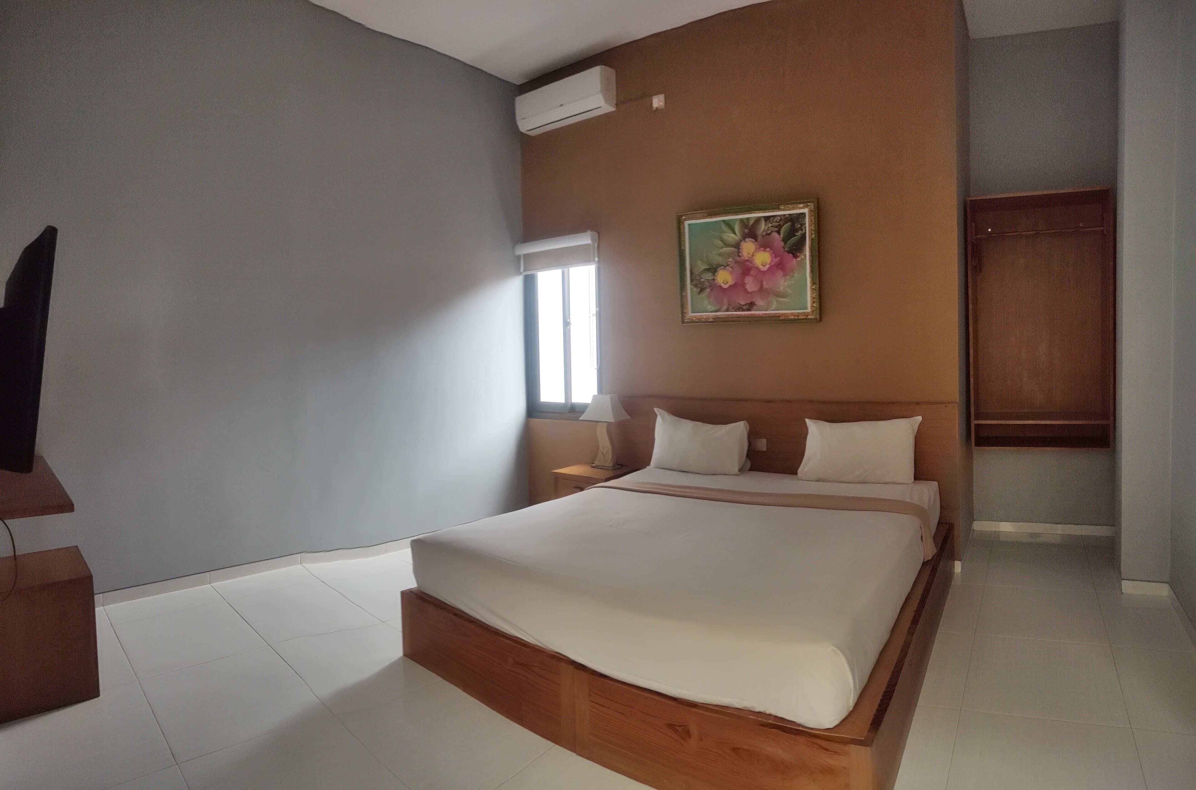 Desk, blackout curtains, free WiFi, bed sheets