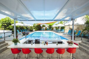 Bar en la piscina