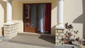 Comfort Bungalow (Monégasque) | Premium bedding, soundproofing, free cribs/infant beds, rollaway beds