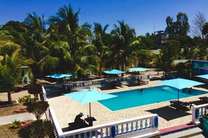 Kolam renang terbuka, kerusi lepak pantai