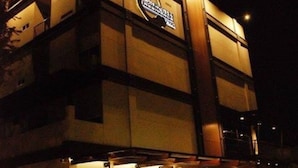 Un immeuble à plusieurs étages, dont l’enseigne est bien visible sur la façade.