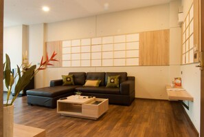 جناح | غرفة المعيشة | تلفزيون إل سي دي بحجم 32-بوصة يعرض قنوات تلفزيونية باشتراك مدفوع