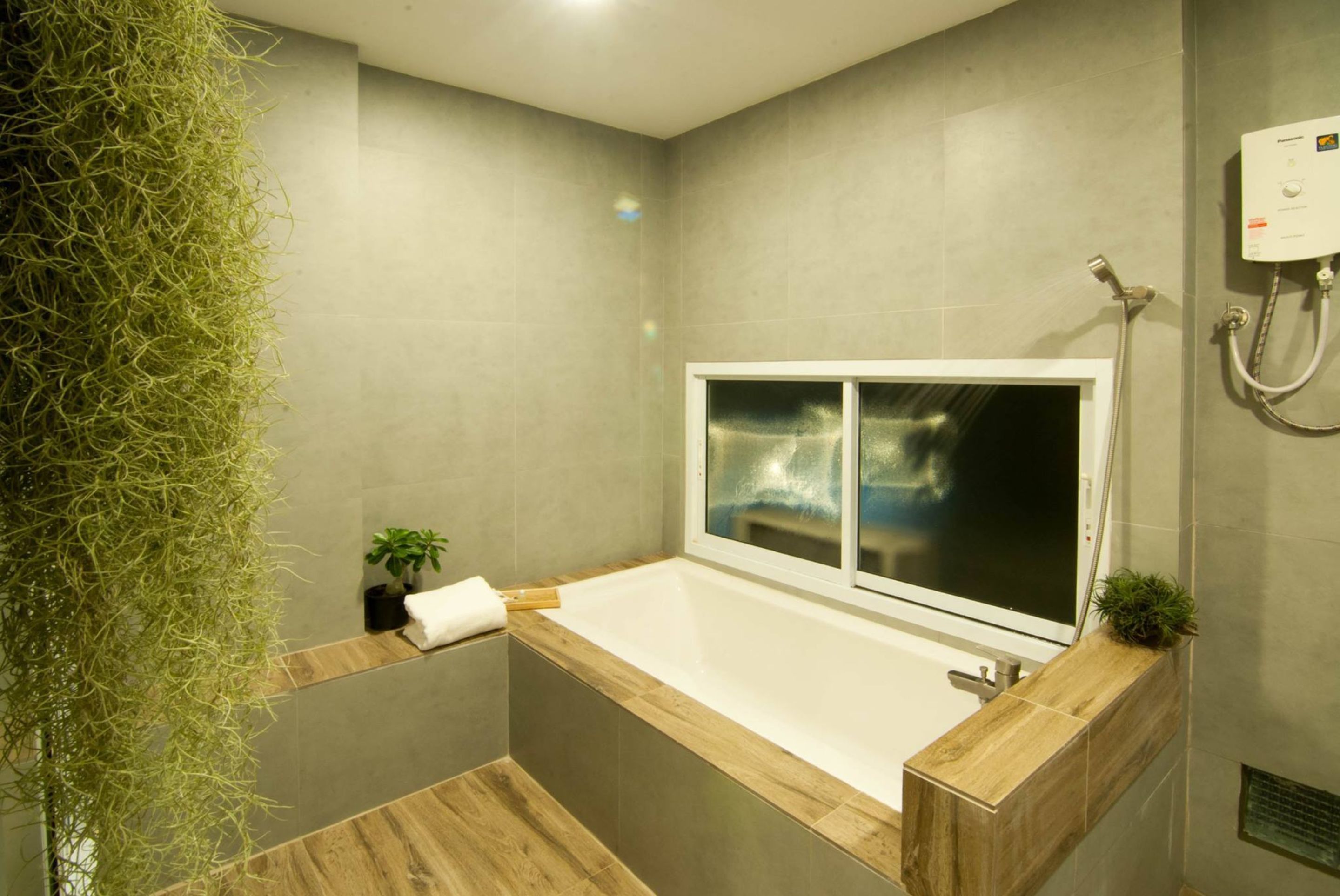 suite | deep-soaking bathtub