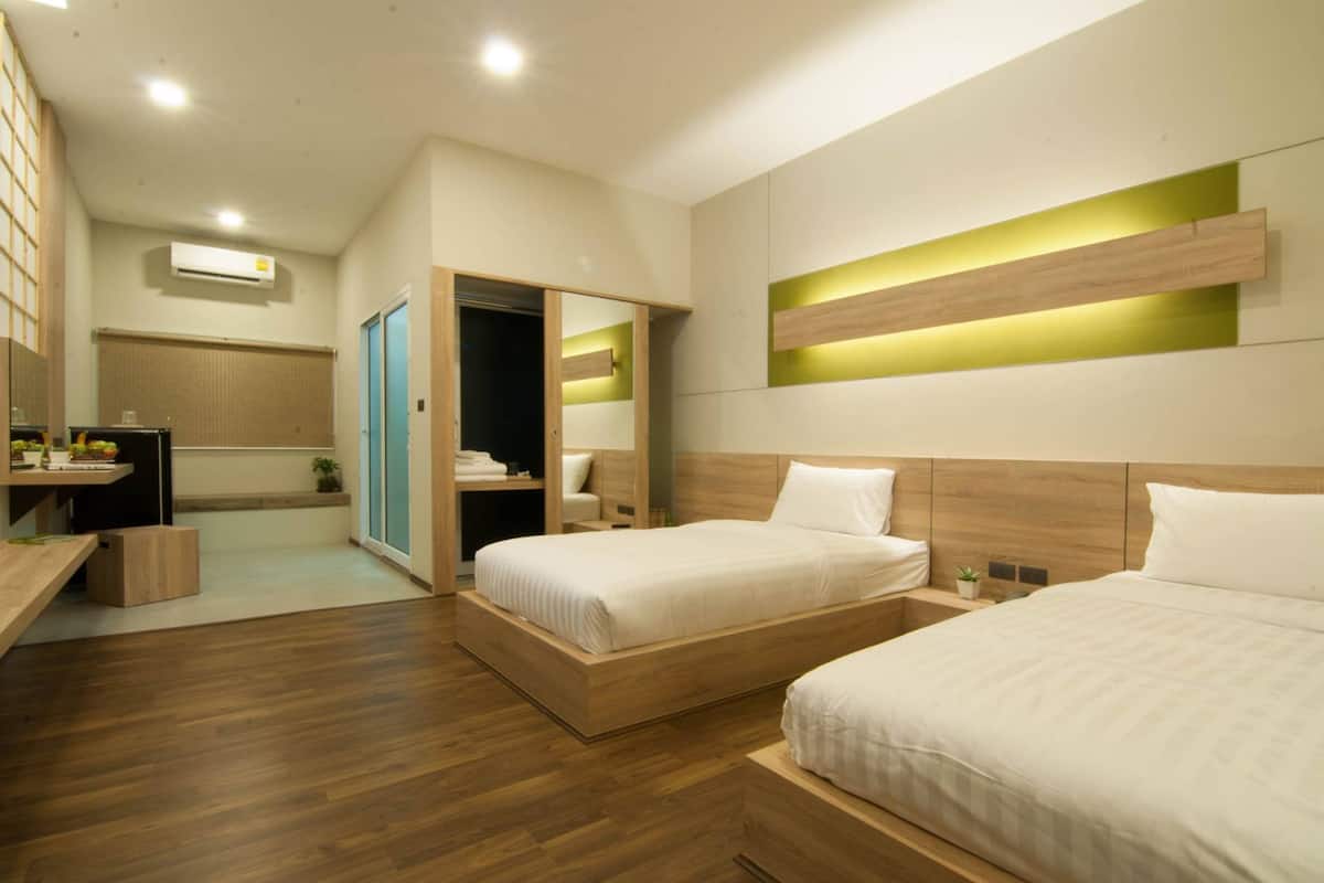 Chambre Standard avec lits jumeaux | DĂ©cor unique, bureau, rideaux dâobscurcissement