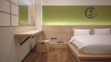 Een moderne slaapkamer met een houten bed, een nachtkastje en een bedtafel.