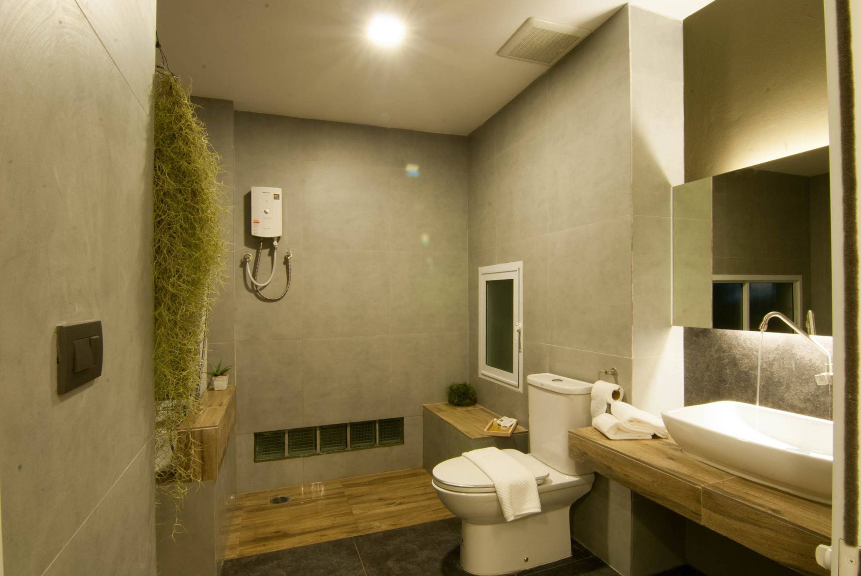 suite | bathroom | shower, free toiletries, hair dryer, towels