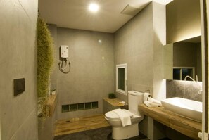 Suite | Bathroom | Shower, free toiletries, hair dryer, towels