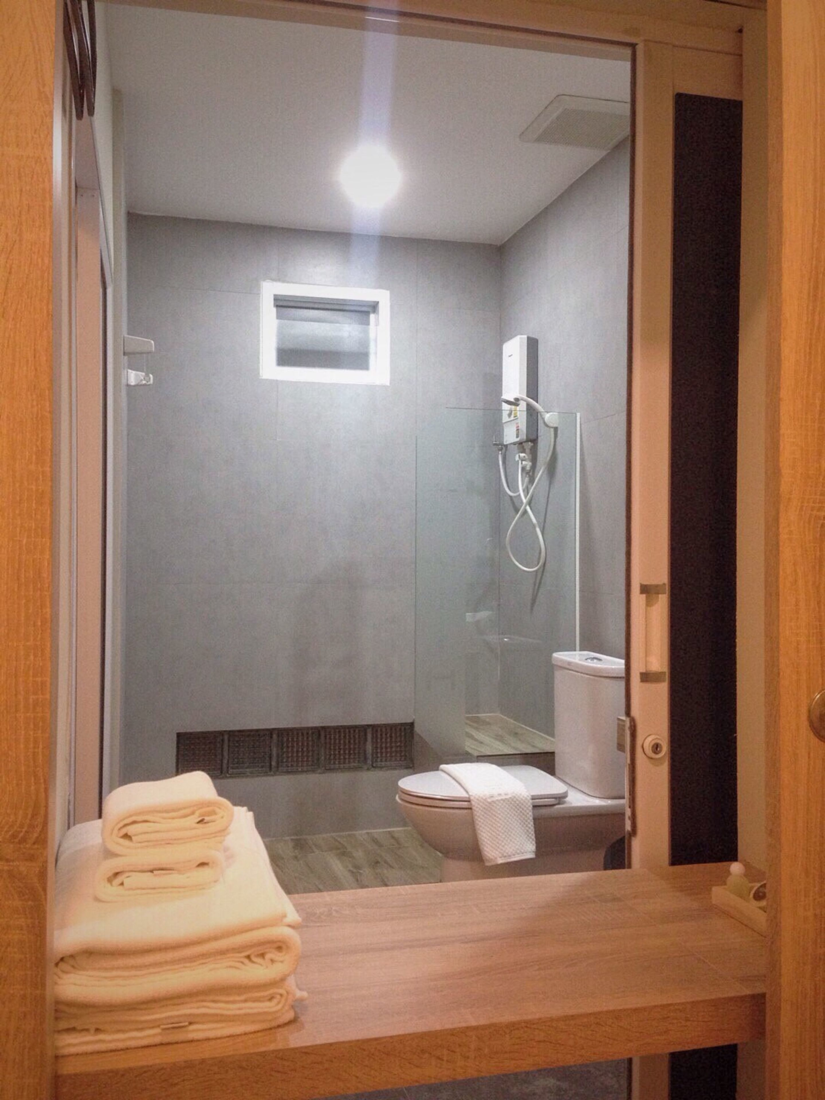 shower, free toiletries, hair dryer, towels